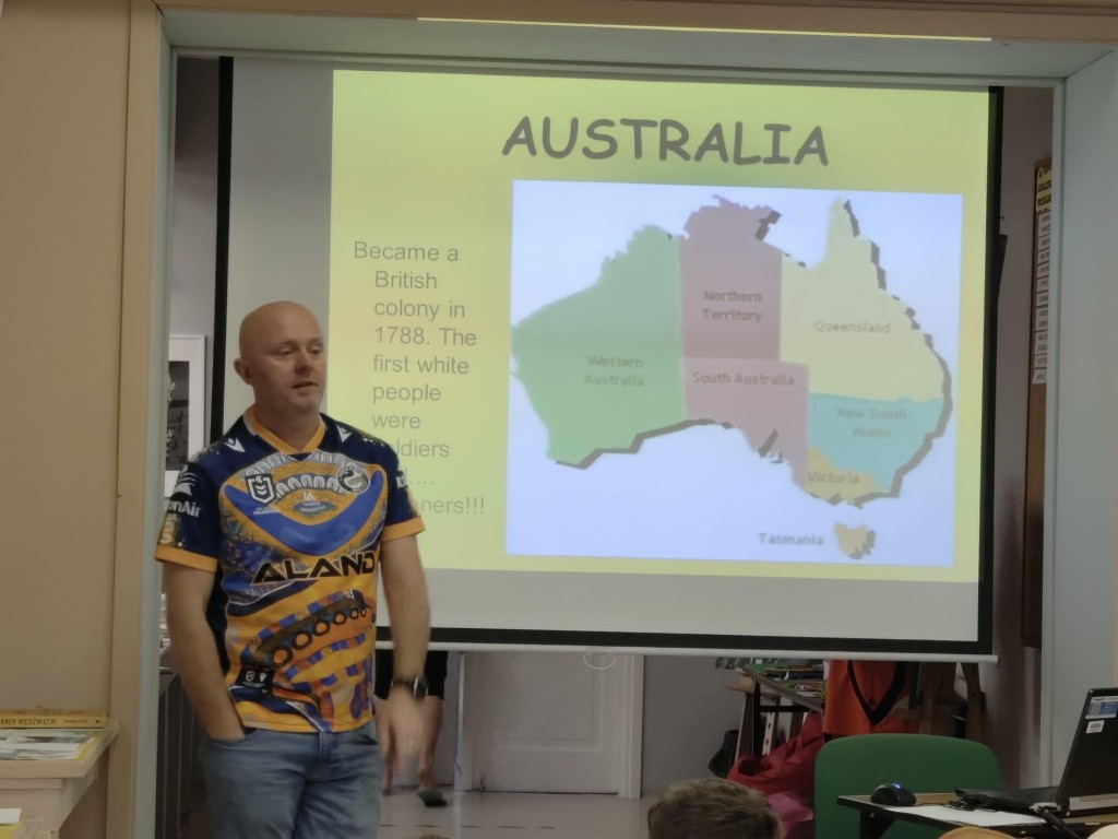 Kadr z obchodzonego w szkole Dnia Australijskiego.