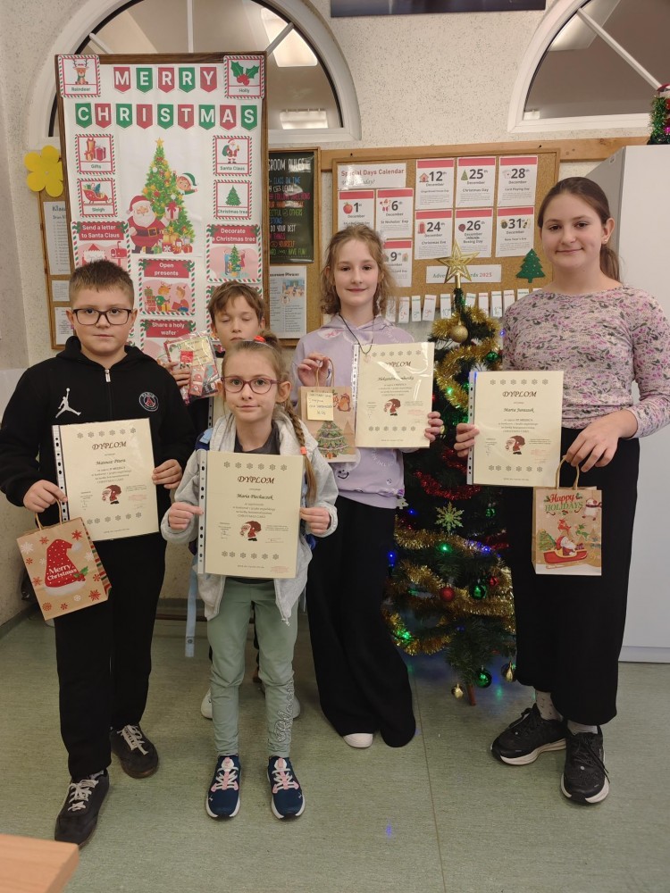 Christmas card 2025. Wręczenie dyplomów i upominków uczniom za konkurs z języka angielskiego na najładniejszą kartkę świąteczną lub list do św. Mikołaja.