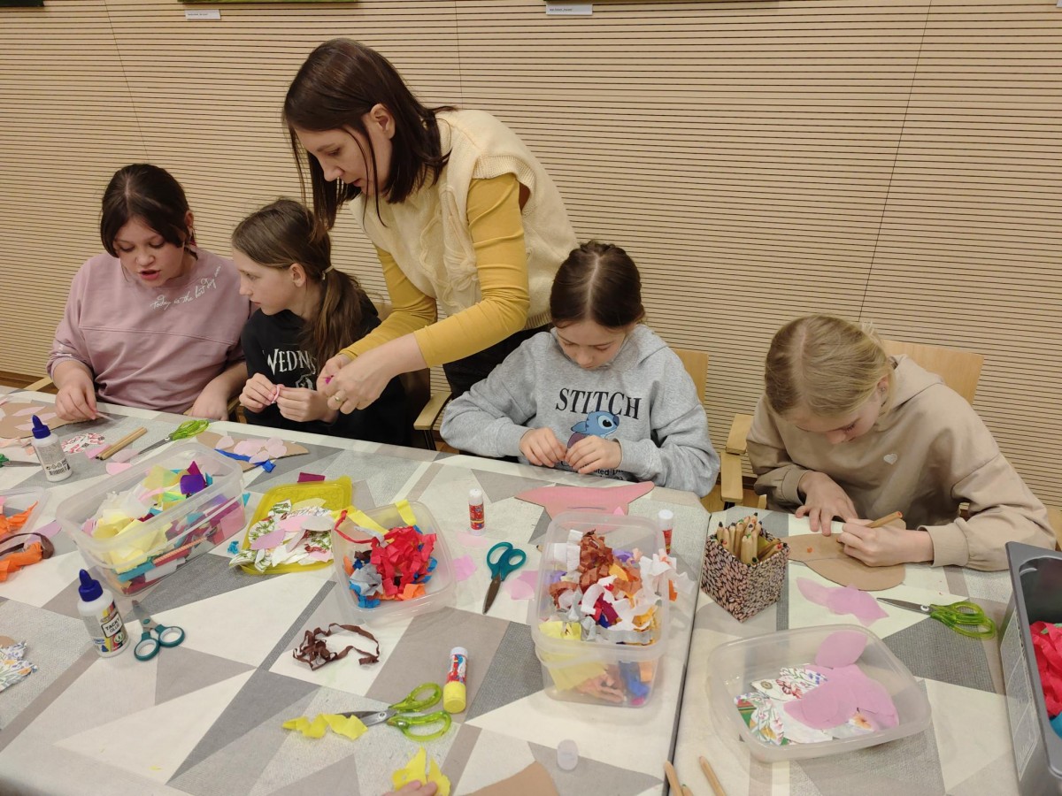 Warsztaty w Muzeum w Żorach - świat na głowie. Dzieci ozdabiają własne kapelusze.