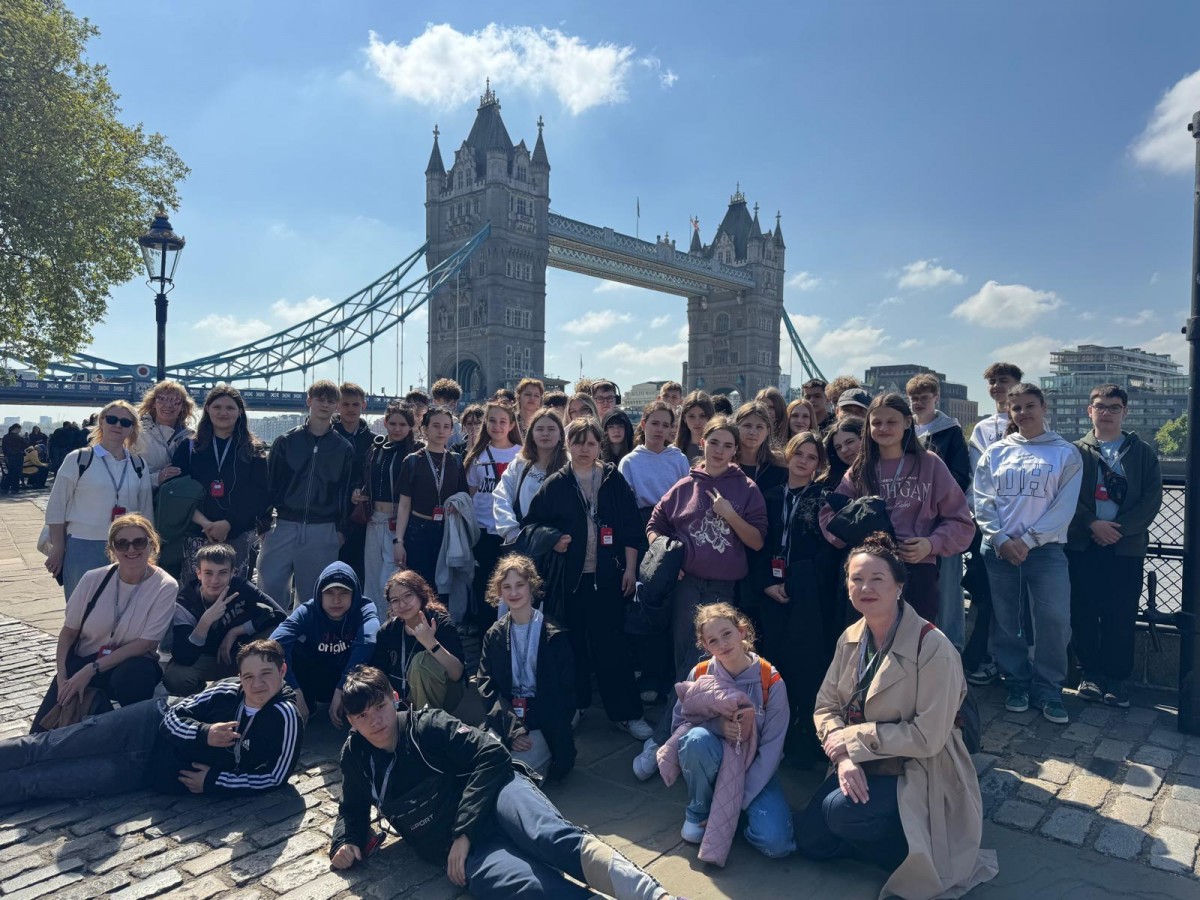 Erasmus w praktyce – londyńska lekcja języka, kultury i samodzielności. Uczniowie na zdjęciu grupowym. W tle widać Tower Bridge.