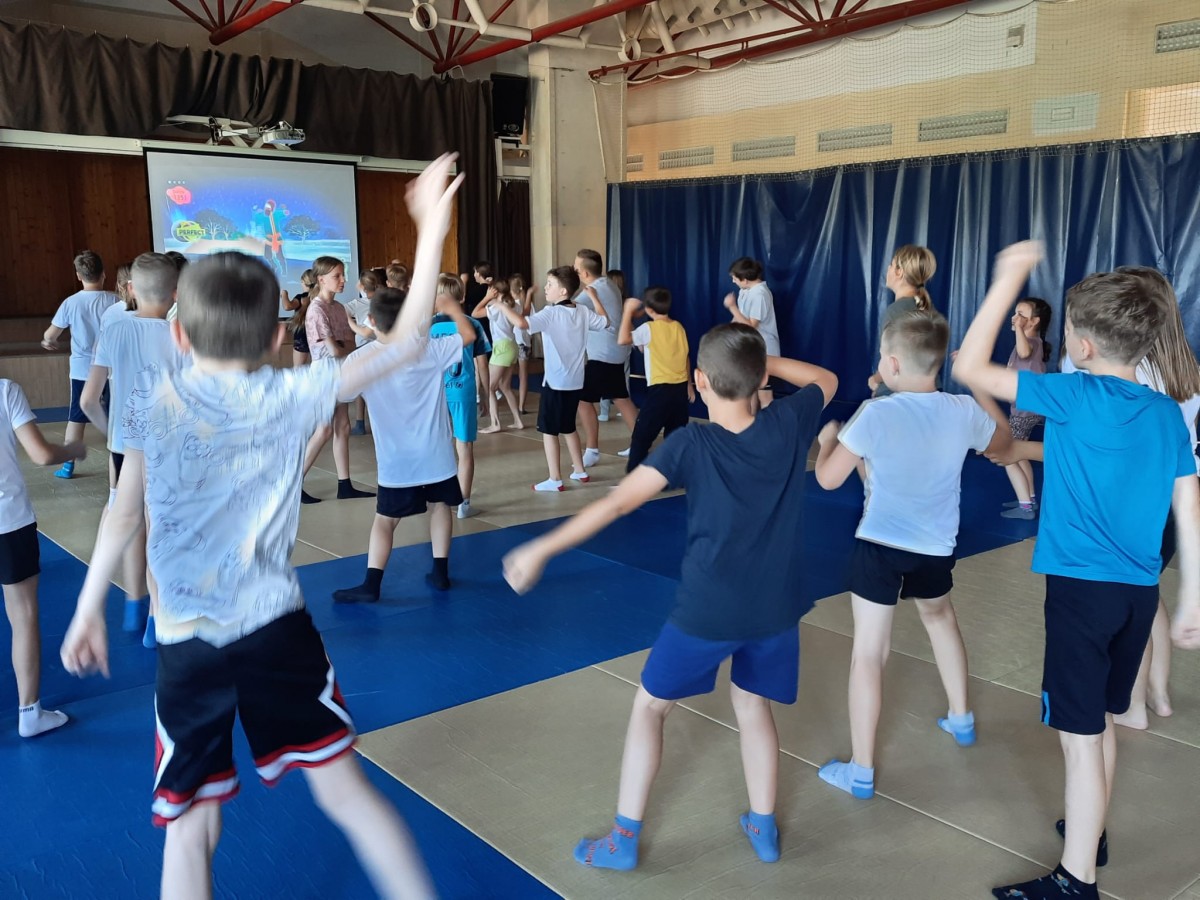  Europejski Dzień Sportu Szkolnego. Zdjęcie przedstawia uczniów podczas zajęć wychowania fizycznego