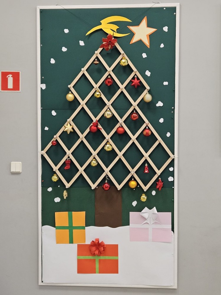 zdjęcie choinki z drewna i prezenty