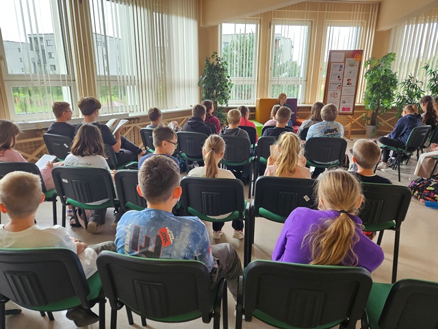 Uczniowie słuchają głośnego czytania