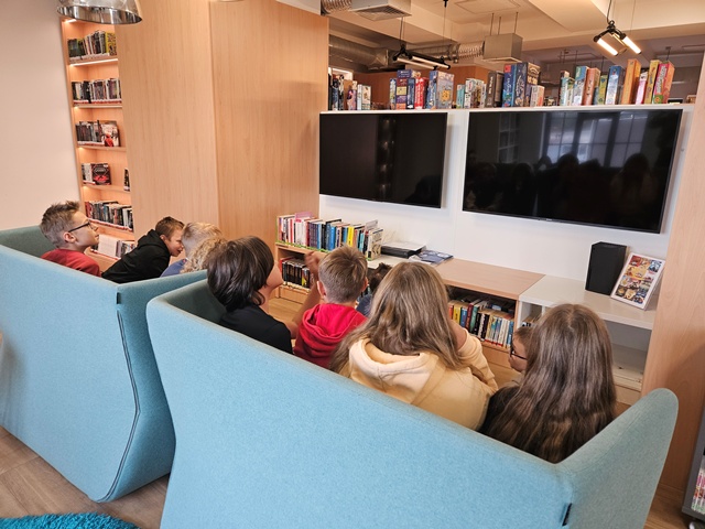 Uczniowie spędzający czas w mbp w żorach