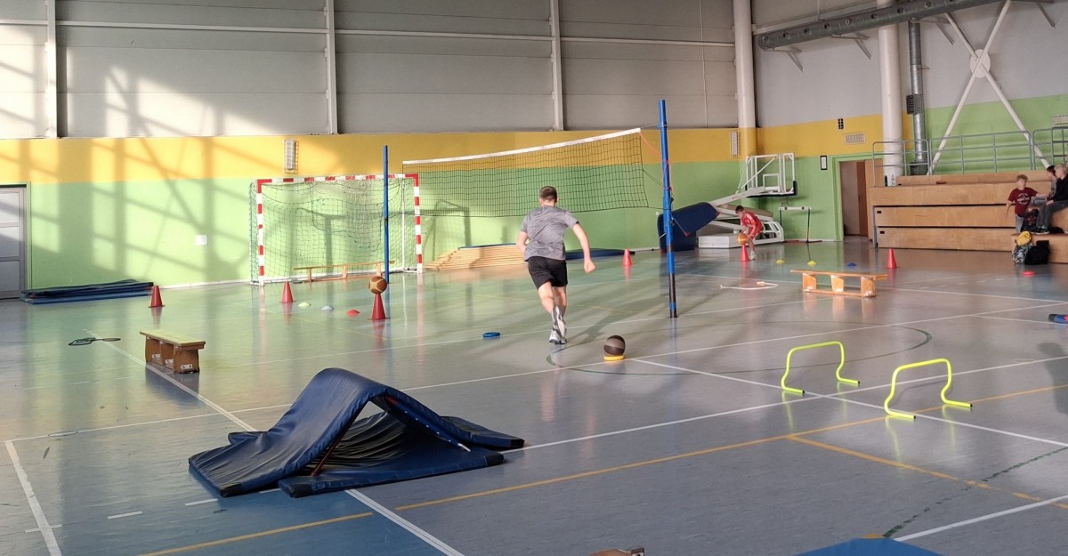 Uczestnik zawodów pokonuje tor przeszkód 