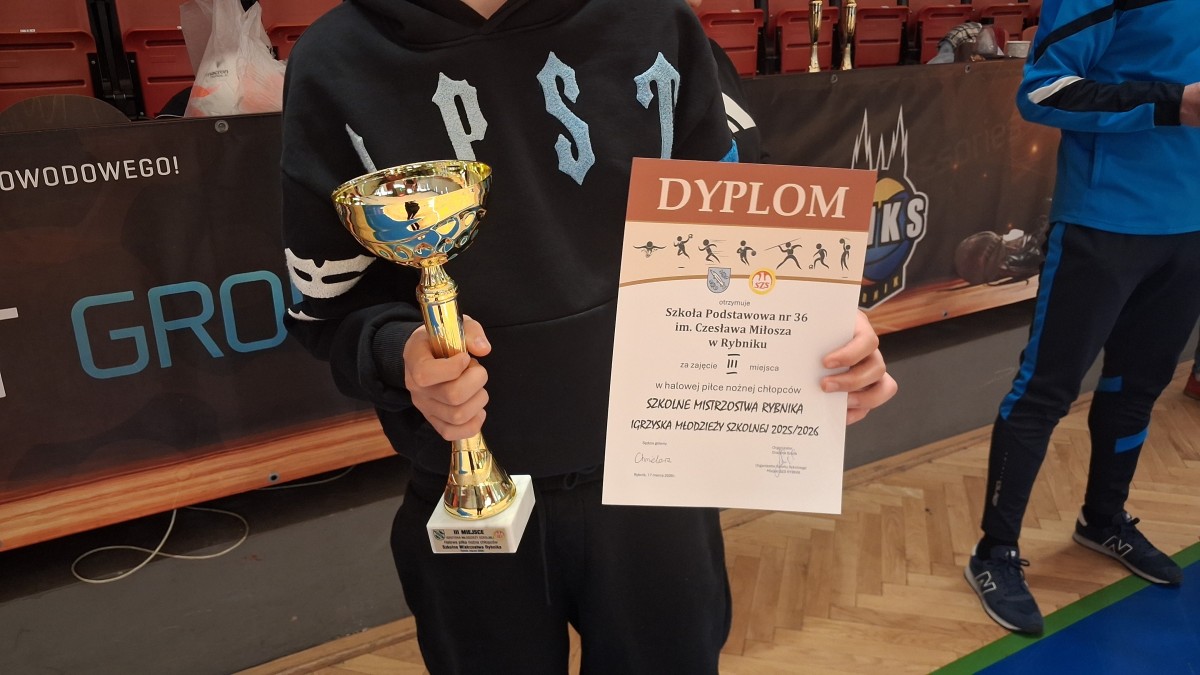 Uczestnik zawodów trzymający Puchar i dyplom