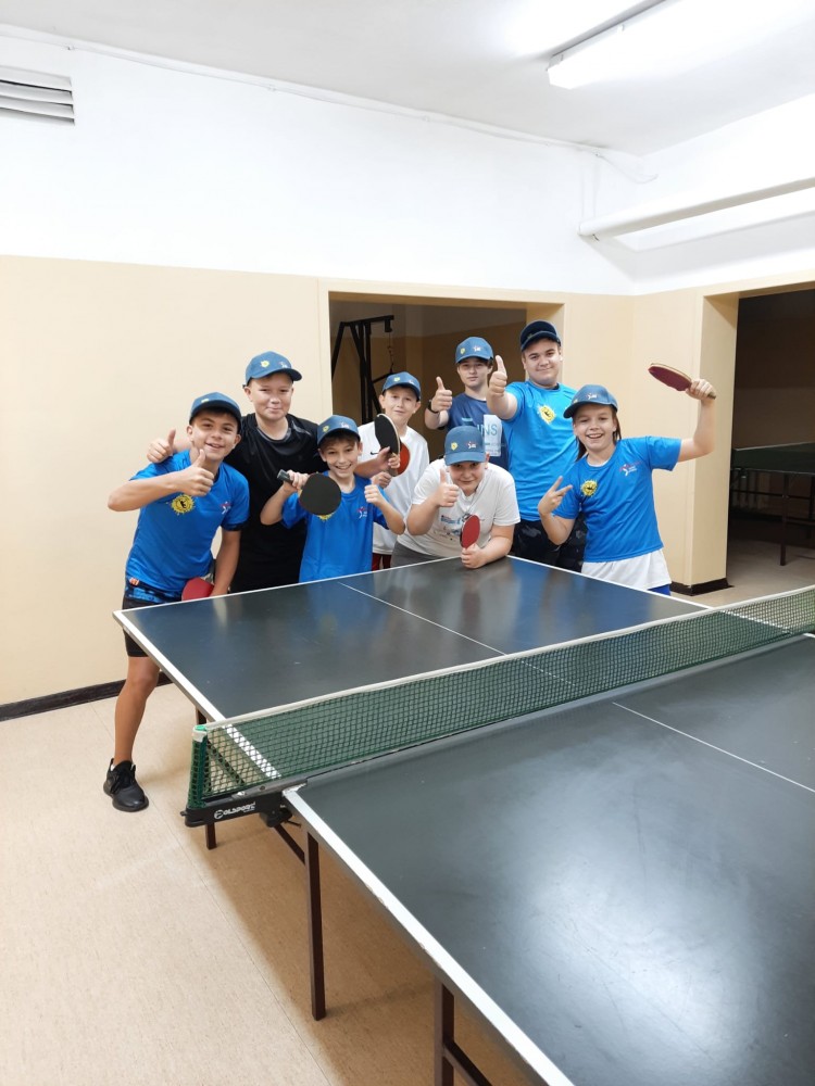 Grupa uczniów podczas szkolnych obchodów Europejskiego Tygodnia Sportu. Rozgrywki tenisa stołowego.