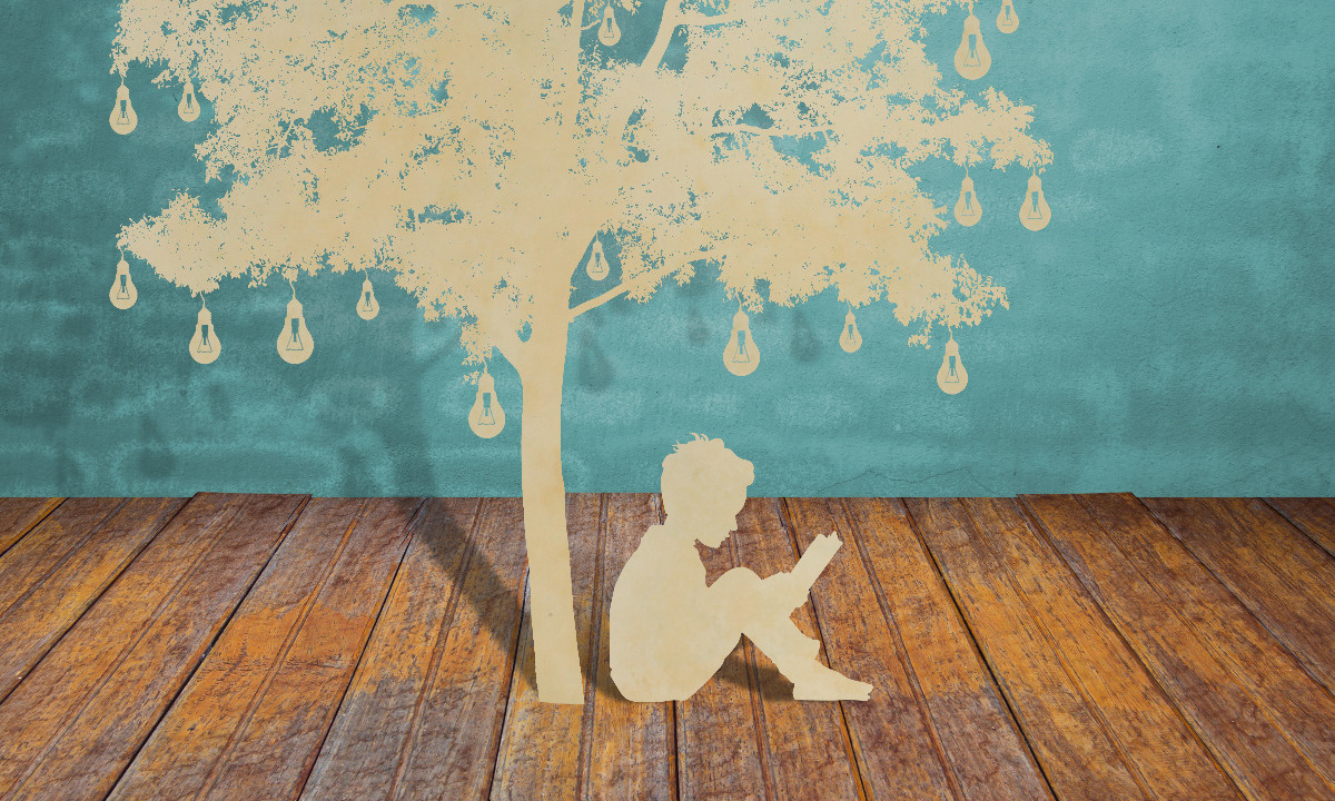 rysunek czytającego dziecka siedzącego pod drzewem