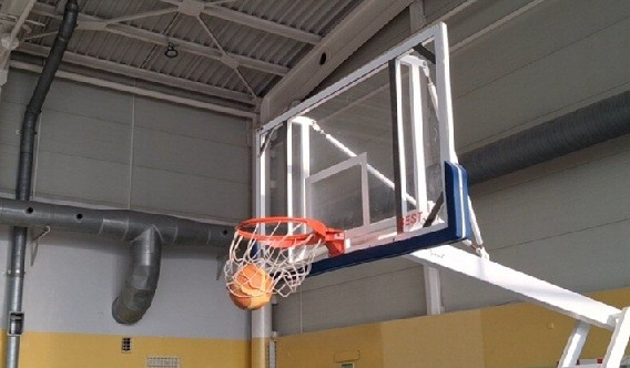 Piłka trafiona do kosza.