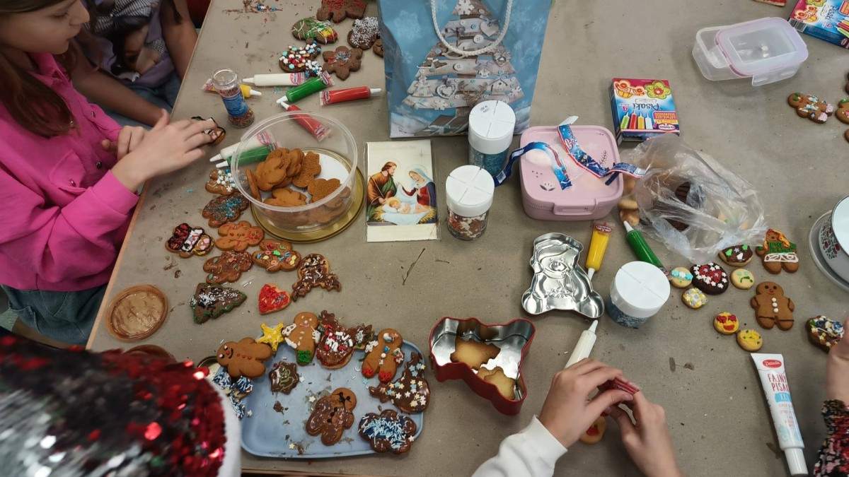 Świąteczna integracja. Dekorowanie ciasteczek. Klasy I - III.