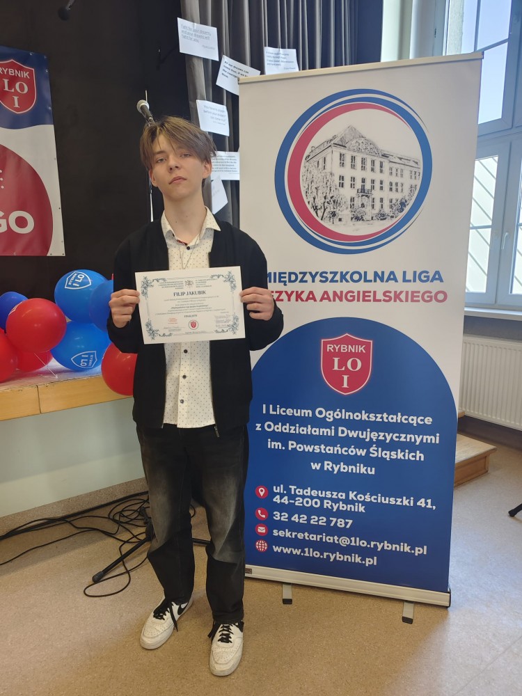 Zdjęcie przedstawia finalistę konkursu Międzyszkolna Liga Języka Angielskiego 2025 który miał miejsce w ILO w Rybniku 28 marca 2025 roku