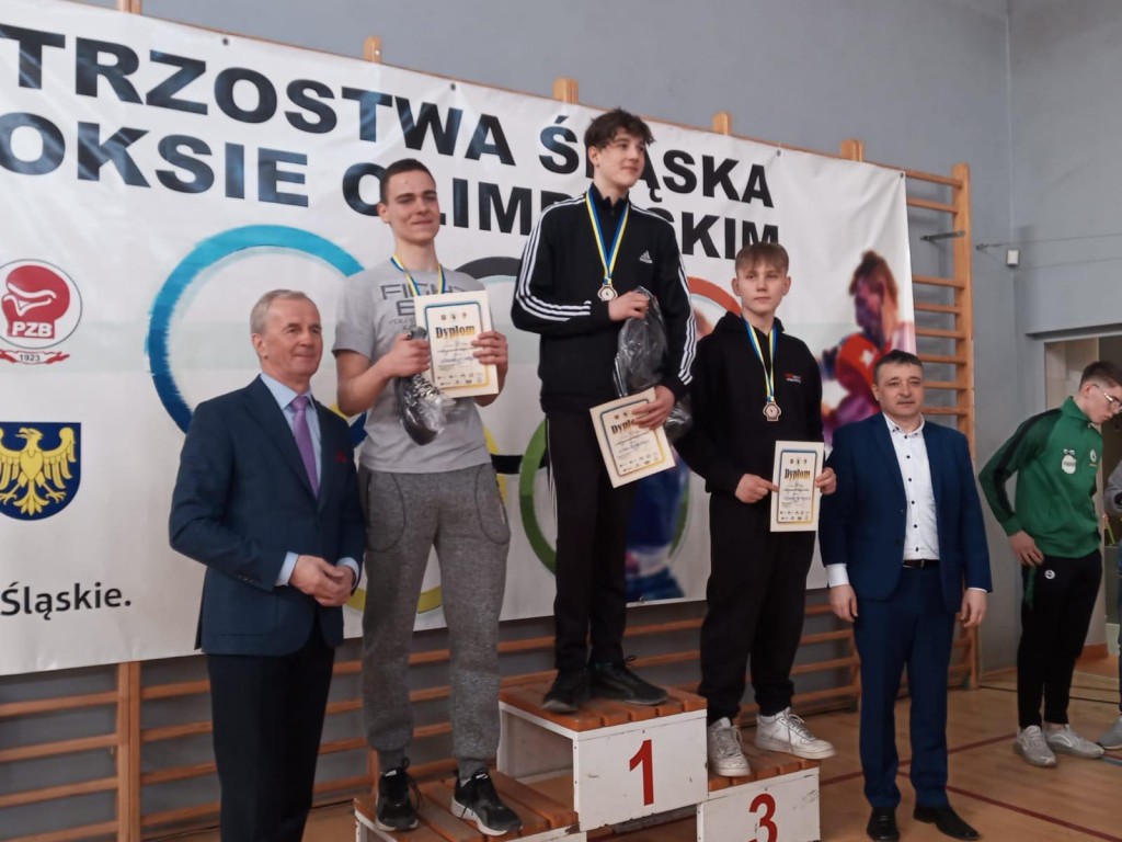 Zdjęcie przedstawia Mistrzostwa Śląska w boksie-uczeń naszej szkoły na 1 miejscu.