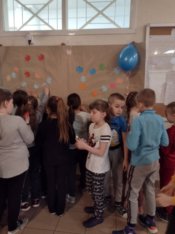 Zdjęcie przedstawia działania szkolne dotyczące obchodów miesiąca wiedzy na temat autyzmu.