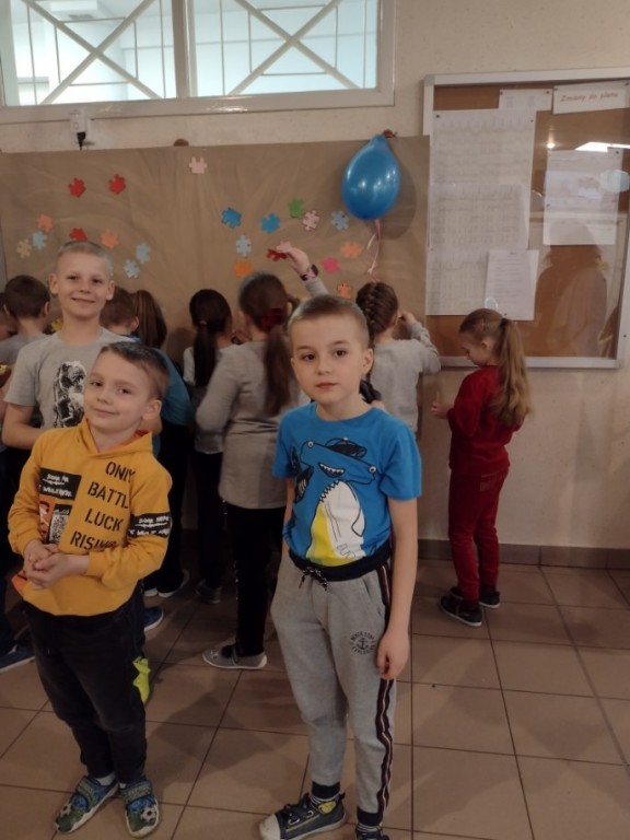 Zdjęcie przedstawia działania szkolne dotyczące obchodów miesiąca wiedzy na temat autyzmu.