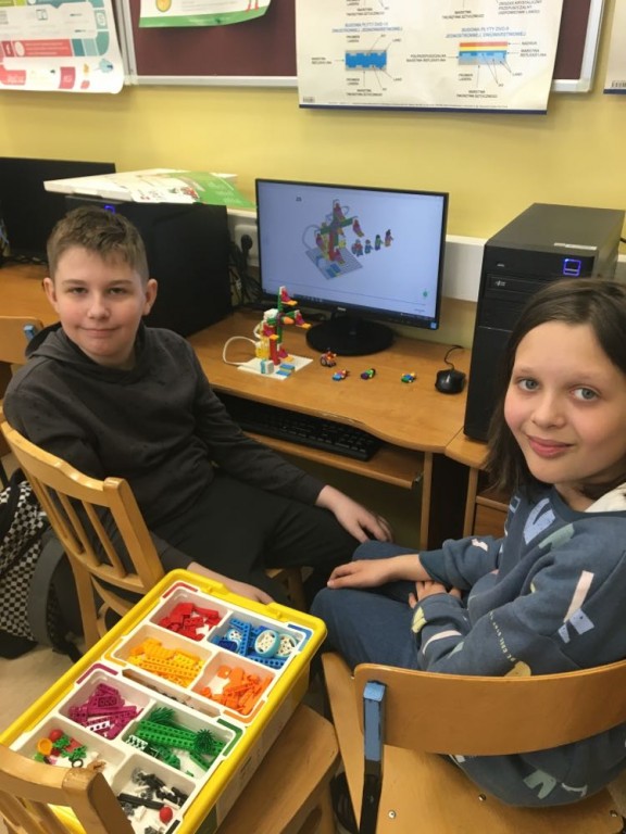Zdjęcie przedstawia uczniów w trakcie zajęć z klockami Lego Spice.