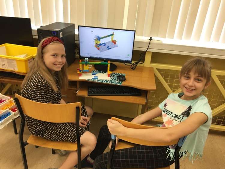 Zdjęcie przedstawia uczniów w trakcie zajęć z klockami Lego Spice.