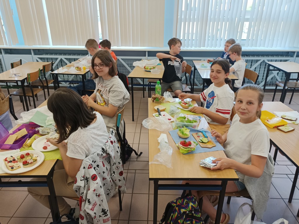 Zdjęcie przedstawia kadr z zajęć na temat zdrowo i smacznie na lekcjach techniki.