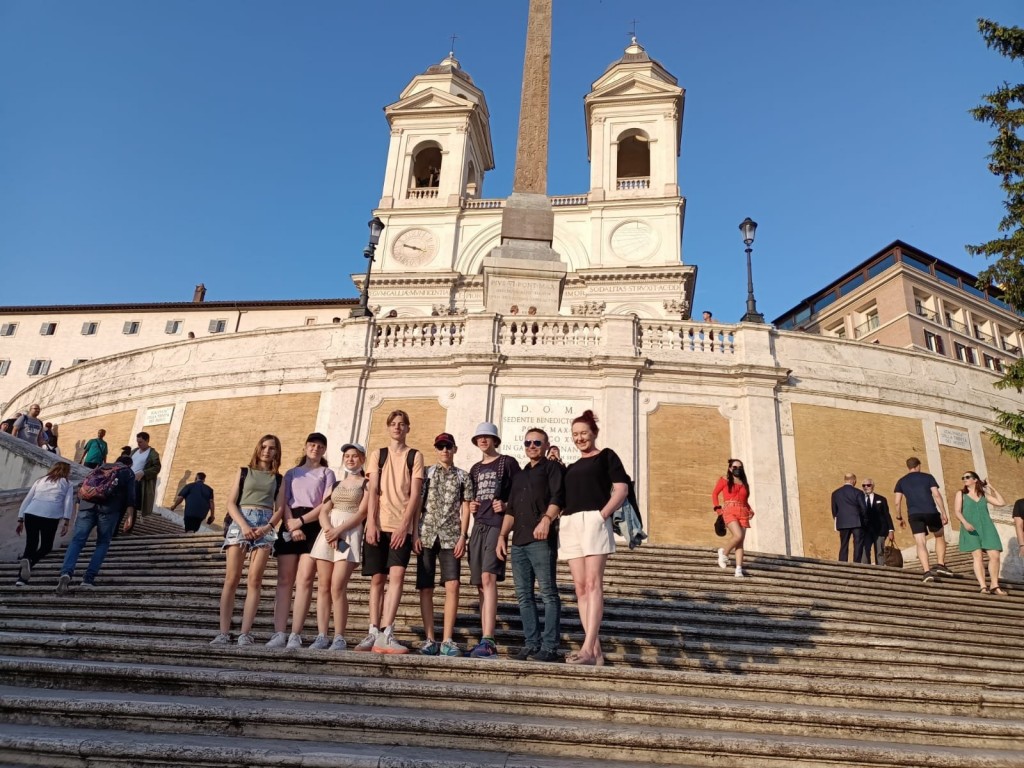 Zdjęcie przedstawia kadr z wyjazdu uczniów do Rzymu w ramach projektu Erasmus+