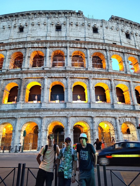 Zdjęcie przedstawia kadr z wyjazdu uczniów do Rzymu w ramach projektu Erasmus+