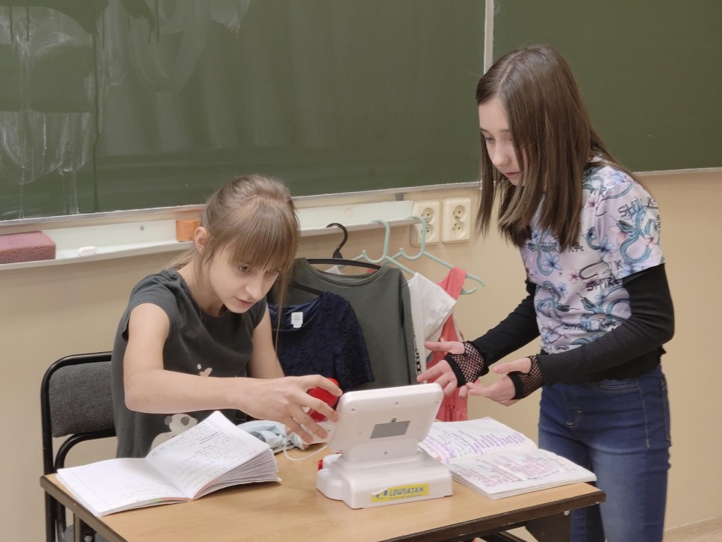 Dialogi wykonywane przez uczniów na lekcji języka angielskiego