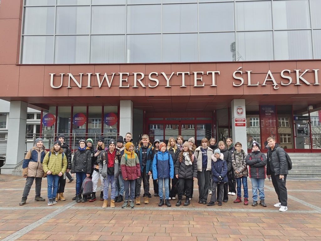 Klasa 6a przed budynkiem Uniwersytetu Śląskiego w Katowicach