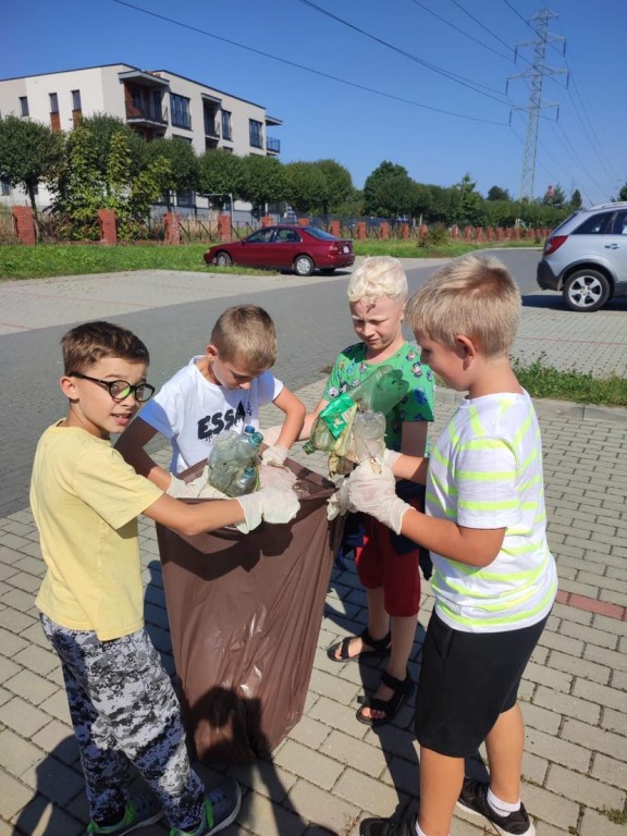 Kadr ze sprzątania świata.