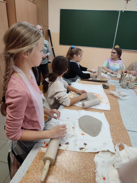 Kadr z zajęć ceramicznych.