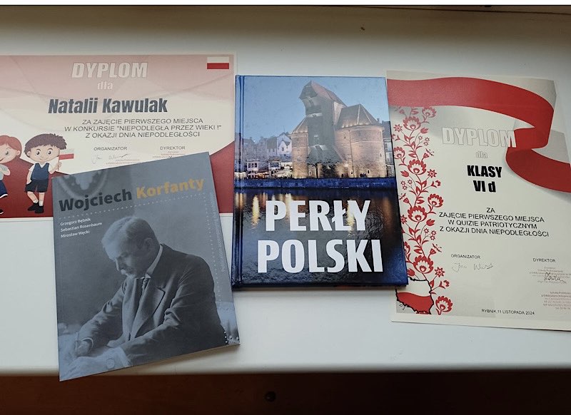 Zdjęcie dyplomów uczniów, którzy brali udział w konkursach z okazji Dnia Niepodległości.