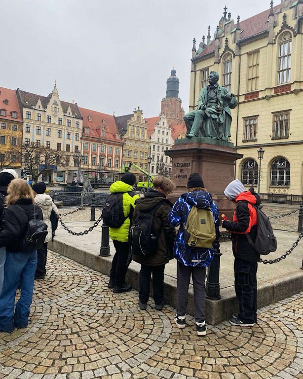 Kadr z wycieczki-zdjęcie na rynku we Wrocławiu.