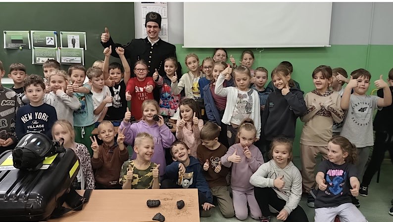 Kadr z Dnia Górnika-klasa 1 a i 2 a z górnikiem.