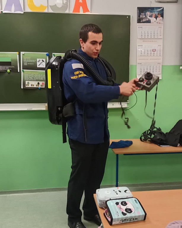 Kadr z Dnia Górnika-pokaz sprzętu ratowniczego.