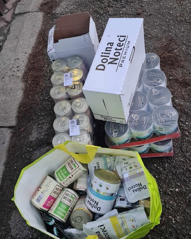 Kadr z akcji-zdjęcie karmy zawiezionej do schroniska w Rybniku.