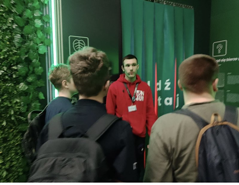 Kadr z wycieczki w Funzeum-grupa wraz z przewodnikiem.