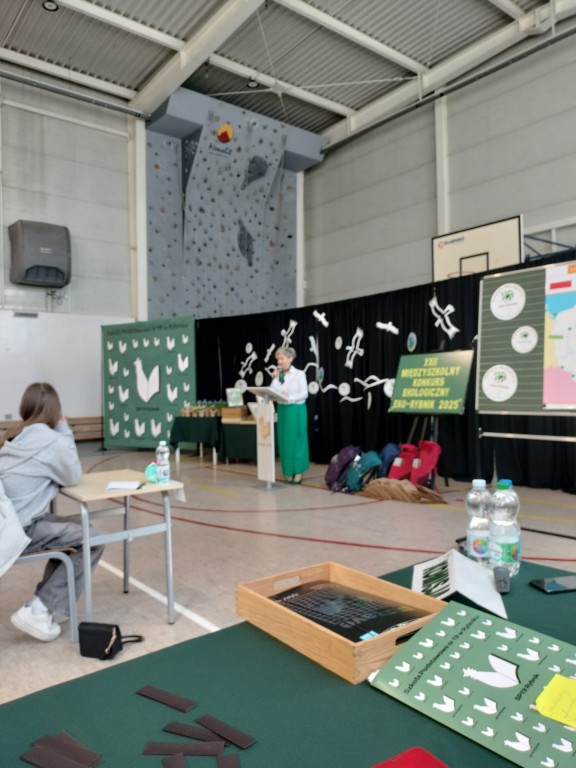 Zdjęcie zrobione podczas Międzyszkolnego Konkursu Ekologicznego Eko-Rybnik 2025, które przedstawia dyrekcję SP 19 w Rybniku, organizatora konkursu, podczas powitania uczestników konkursu w auli szkolnej