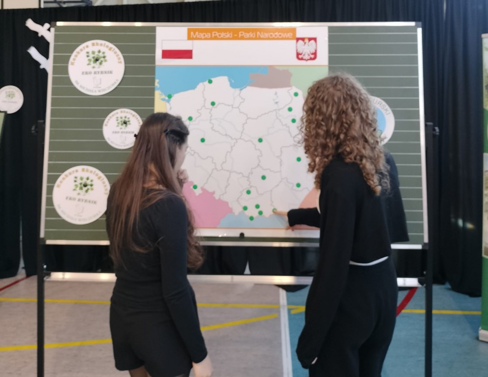 Zdjęcie przestawia uczennice SP36 podczas wykonywania zadań konkursowych na XXII Międzyszkolnym Konkursie  Ekologicznym Eko-Rybnik 2025, który odbył się 3 kwietnia 2025 roku w SP 19 w Rybniku