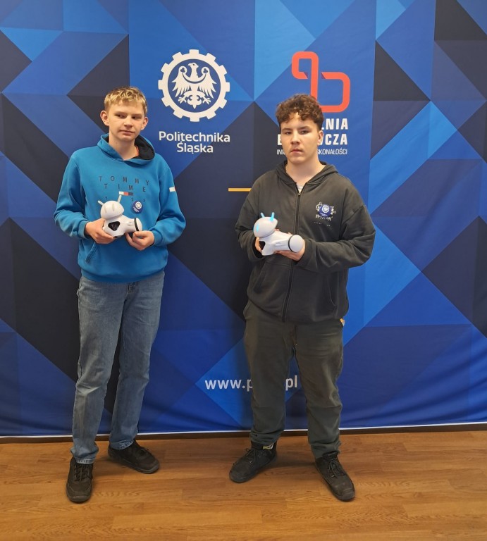 Zdjęcie przedstawia laureatów XV edycji Międzynarodowego Konkursu Robotic Tournament, który odbył się w Zespole Szkół Technicznych w Rybniku, Adam Sułko i Igor Filipiak, którzy zdobyli I miejsce w konkursie