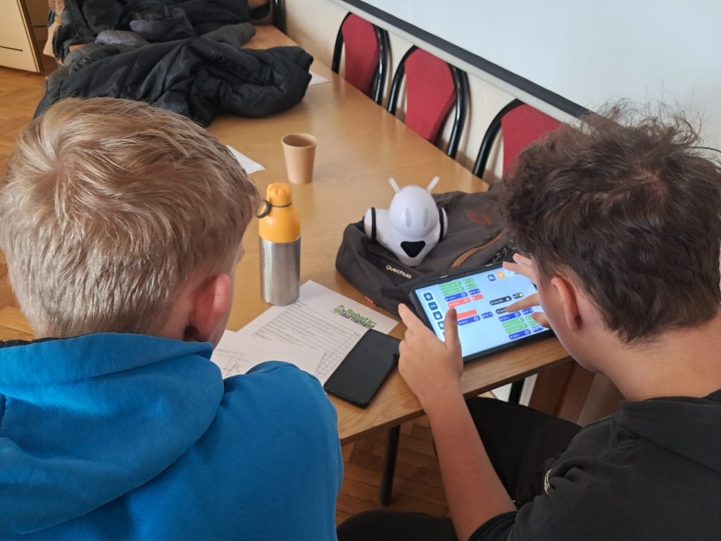 Zdjęcie przedstawia laureatów XV edycji Międzynarodowego Konkursu Robotic Tournament podczas pracy nad konkursowym projektem