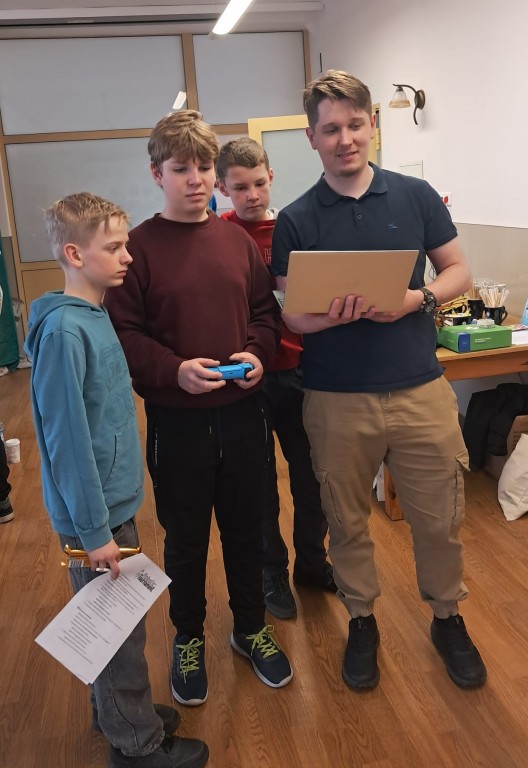 Zdjęcie przedstawia innych uczestników z naszej szkoły XV edycji Międzynarodowego Konkursu Robotic Tournament, który odbył się w Zespole Szkół Technicznych w Rybniku