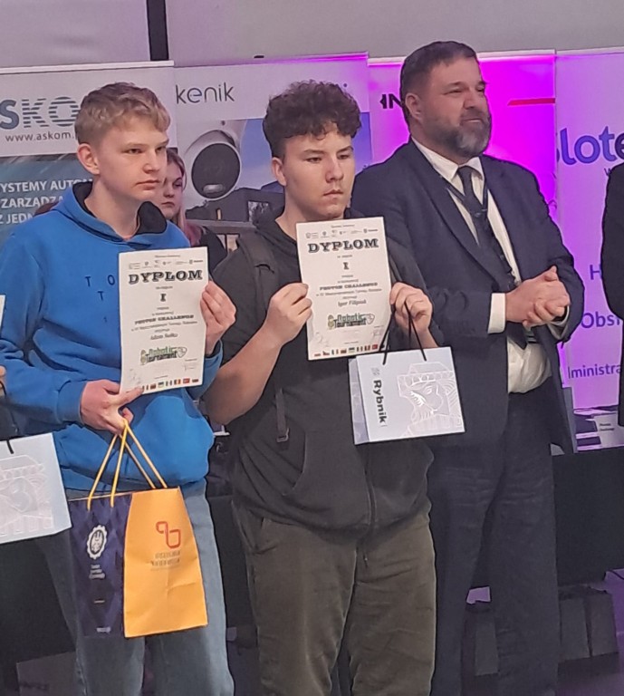 Zdjęcie przedstawia laureatów XV edycji Międzynarodowego Konkursu Robotic Tournament, który odbył się w Zespole Szkół Technicznych w Rybniku, Adam Sułko i Igor Filipiak, którzy zdobyli I miejsce w konkursie - wręczenie dypolomów