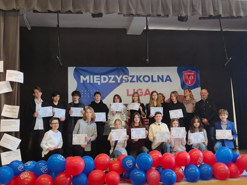 Zdjęcie przedstawia finalistów i laureatów konkursu Międzyszkolna Liga Języka Angielskiego 2025 który miał miejsce w ILO w Rybniku 28 marca 2025 roku