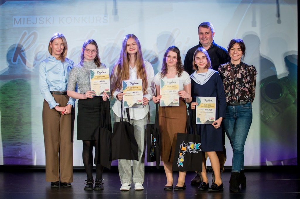 Zdjęcie przedstawia laureatów i jury Miejskiego Konkursu Recytatorskiego w Rybniku 2025