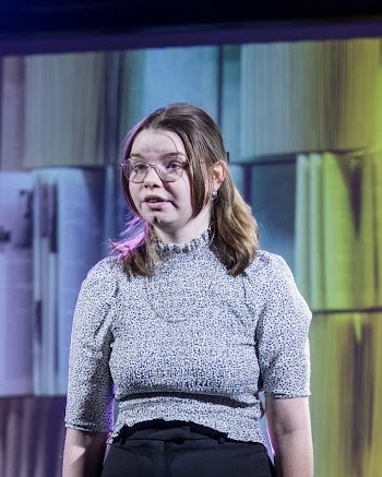 Zdjęcie przedstawia laureatkę I miejsca, Zofie Poziomkę z klasy 8a, podczas prezentowania swoich utworów w Miejskim Konkursie Recytatorskim  20 marca 2025