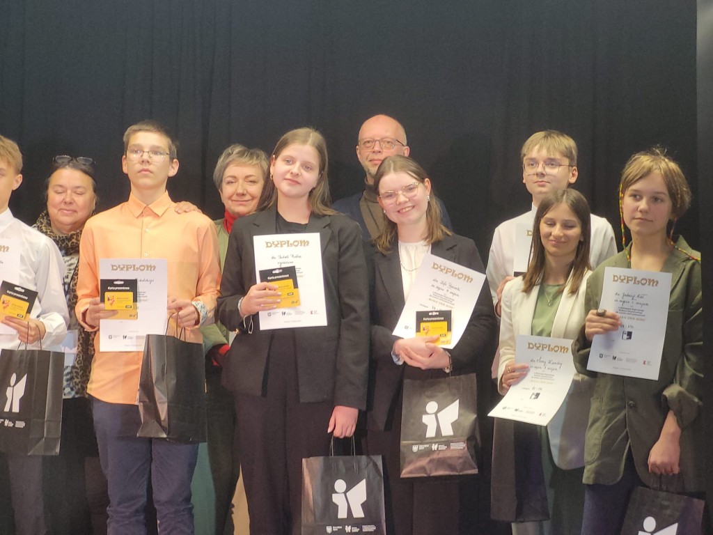 Zdjęcie przedstawia laureatów i jury eliminacji Regionalnych Konkursu Recytatorskiego w Katowicach