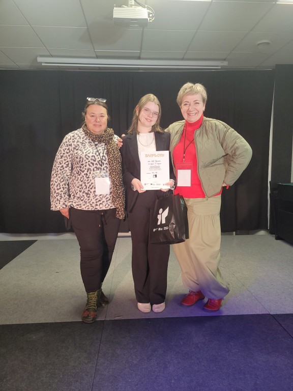 Zdjęcie przedstawia laureatkę i jury eliminacji Regionalnych Konkursu Recytatorskiego w Katowicach  8 kwietnia 2025