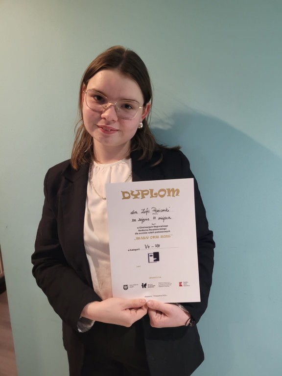 Zdjęcie przedstawia laureatkę III miejsca eliminacji Regionalnych Konkursu Recytatorskiego w Katowicach