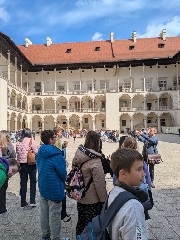 Zdjęcie przedstawia grupę uczniów na dziedzińcu zamkowym, Wawel, Kraków 2025