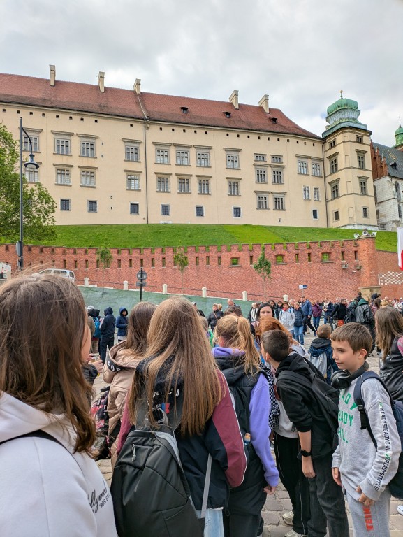 Zdjęcie przedstawia grupę uczniów na tle Zamku na Wawelu, Kraków 2025