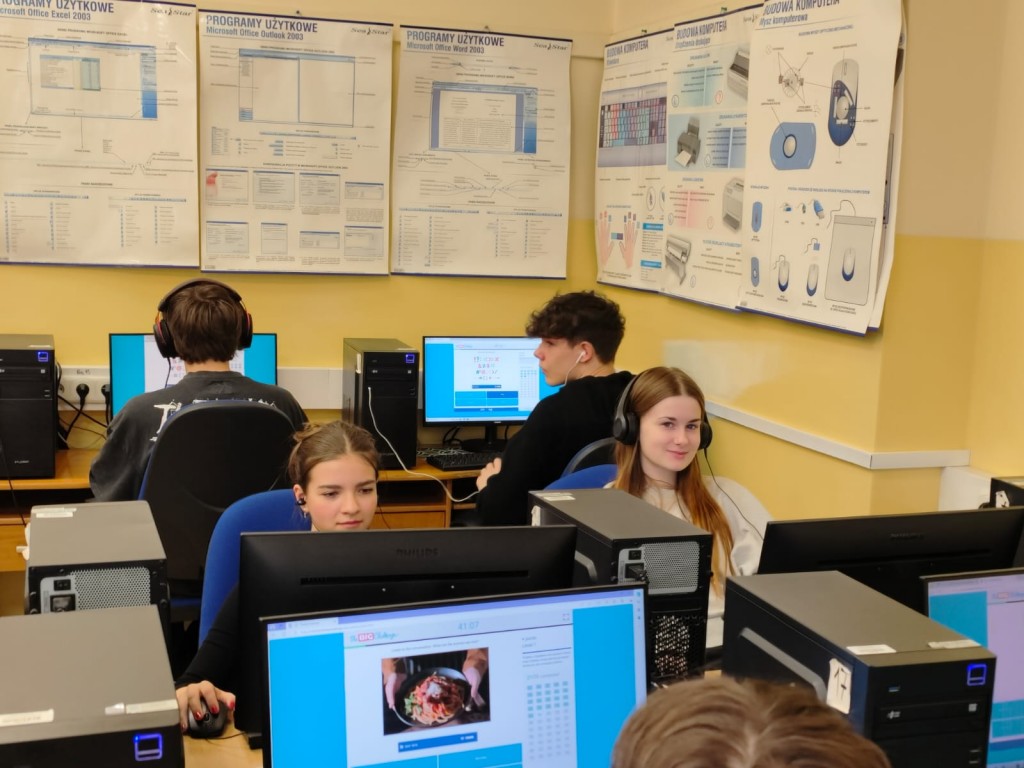 Konkurs The Big Challenge 2025. Slajd przedstawia uczniów w sali komputerowej podczas konkursu.