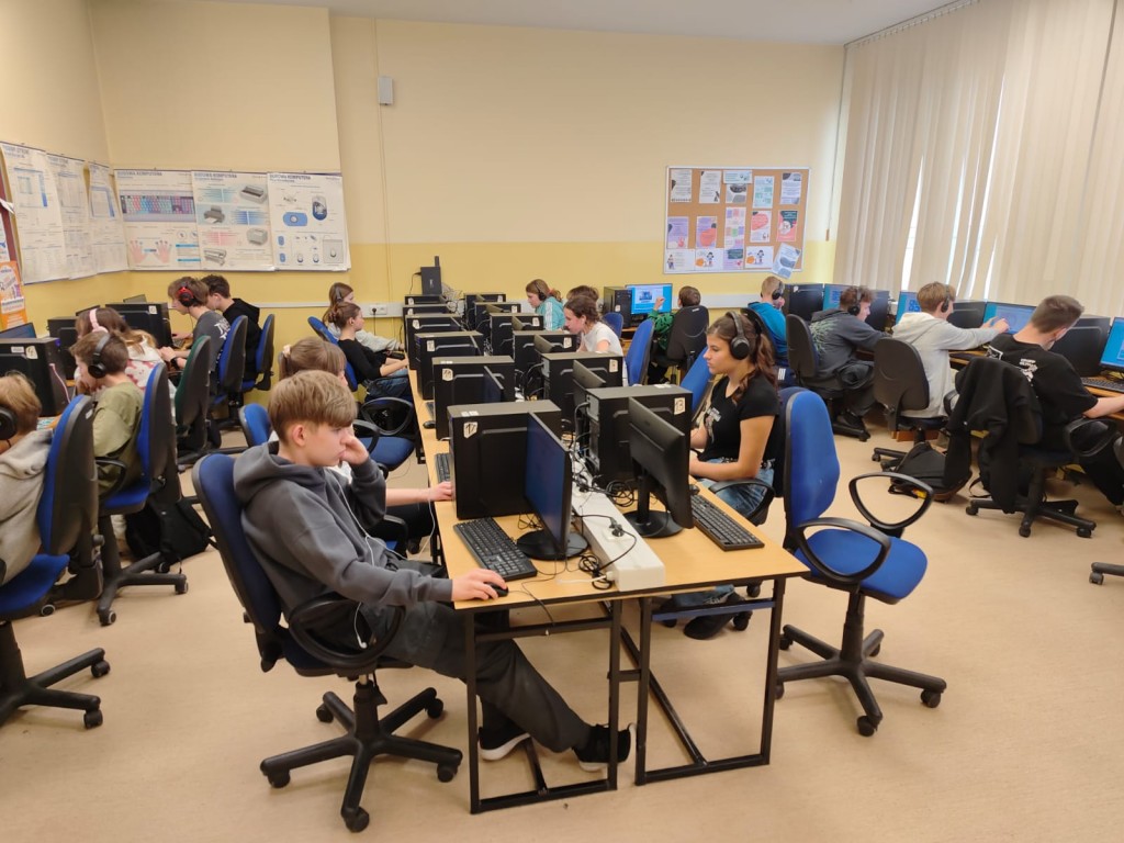 Konkurs The Big Challenge 2025. Slajd przedstawia uczniów w sali komputerowej podczas konkursu.