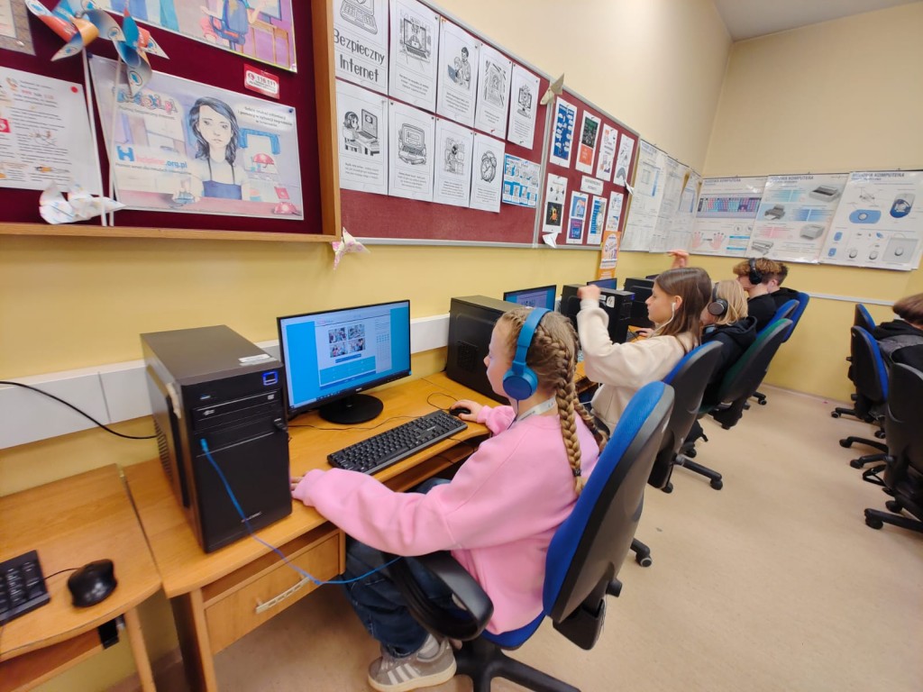 Konkurs The Big Challenge 2025. Slajd przedstawia uczniów w sali komputerowej podczas konkursu.